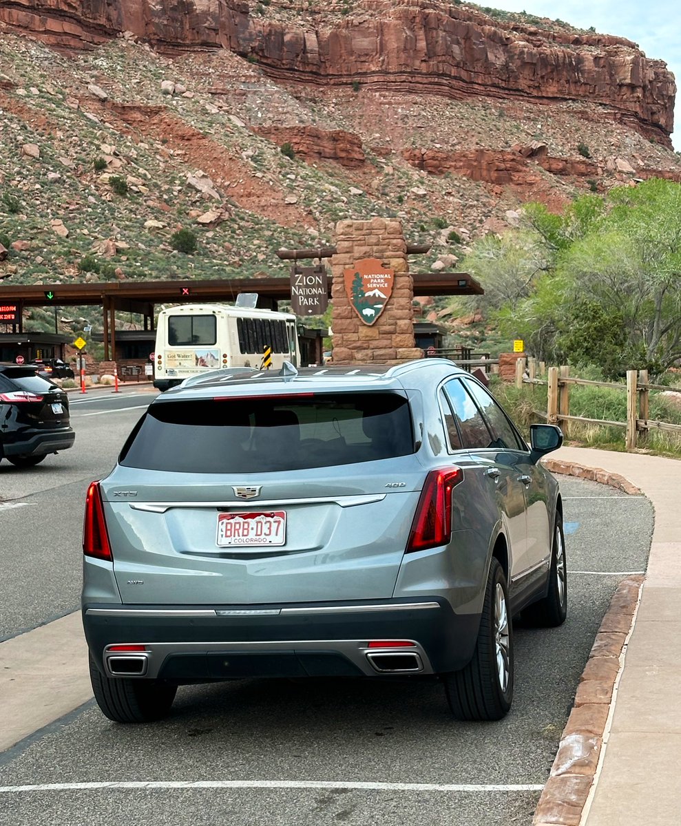 Après la côte entre San Francisco et Los Angeles l’année dernière, je suis de retour aux USA pour un nouveau roadtrip. Cette fois-ci, place aux parcs nationaux de l’Ouest. Après la Mustang Cabrio, place à un plus confort Cadillac XT5 V6 AWD 🇺🇸.
