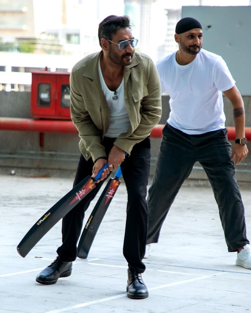 #AjayDevgn enjoys cricket with #HarbhajanSingh.🏏❤️