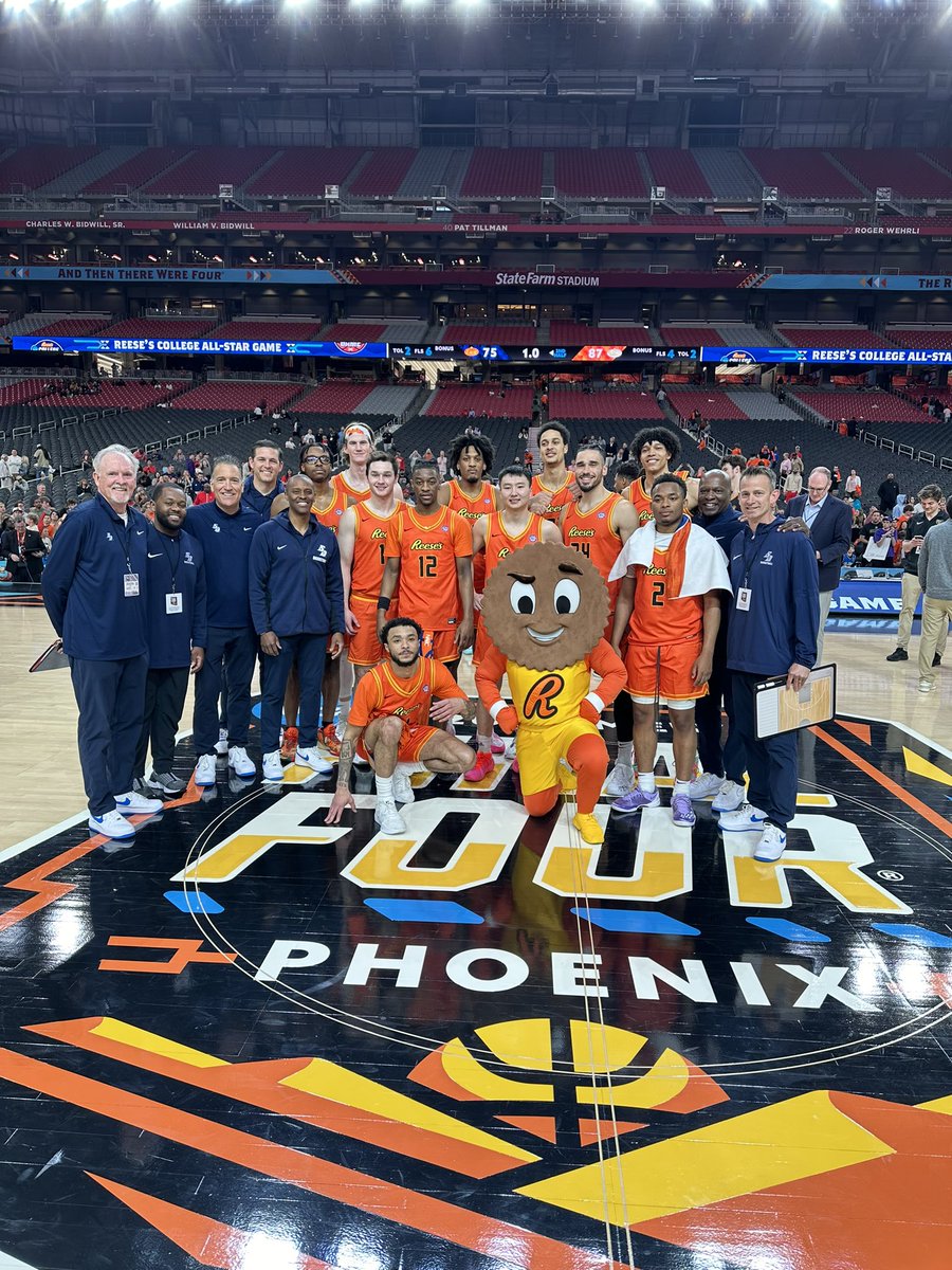 Coaching the nation’s best 🌟 Today, @SteveLavin64 and the @usdmbb staff led the West Team to victory at the Reese’s-NABC Division I All-Star Game! #GoToreros