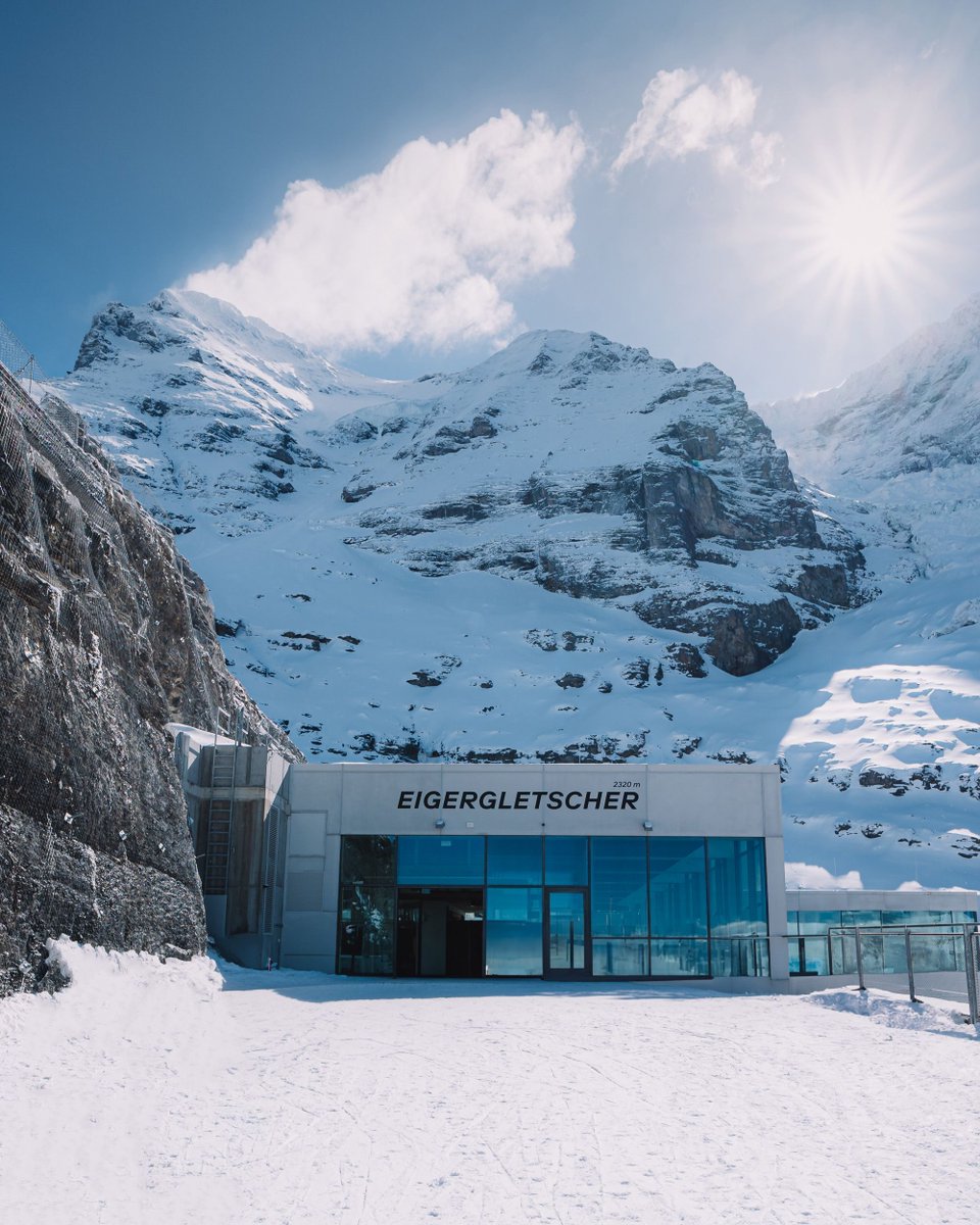 Short but sweet - the hike from the Eiger Glacier to Kleine Scheidegg☀️ A 2.5 km hiking trail initially leads somewhat steeply to the Fallboden lake and then evenly to Kleine Scheidegg ⛰️ When will you tackle this hike? ❄️bit.ly/JungfrauEigerR… 📷 instagram.com/adam__kubicek