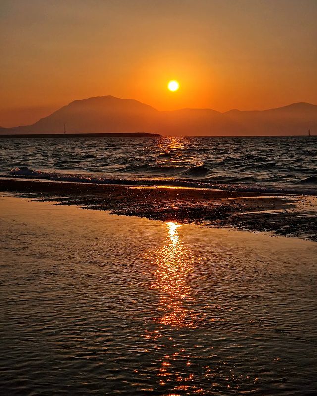 "Anche se la mancanza genera un vuoto la consapevolezza di essere parte di un tutt’uno con l’altra persona deve farci stare bene"

#ColoriEOmbre 
#VentagliDiParole

#Buongiorno 

📸Marcello Ingrassia 
Anche quando ce ne andiamo, la nostra presenza si sente...