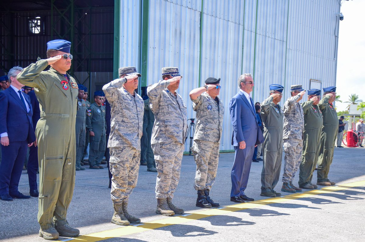 RIVISIRO's tweet photo. 🇩🇴 En cada momento de rendir honores militares, como miembro de la Fuerza Aérea de República Dominicana, nos llenamos de orgullo y solemnidad. ¡Siempre listos para servir y proteger! 🛩️💪 #FARD #OrgulloMilitar #Disciplina #Servicio #RepúblicaDominicana 🇩🇴 https://t.co/8kswyC5rr2