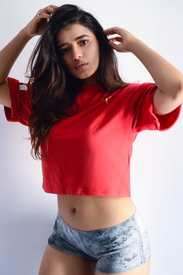 GKdKCUVa8AAHoyv?format=jpg&name=900x900