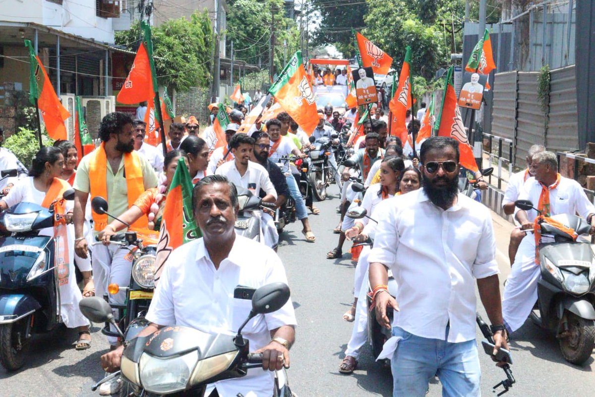 BJP4Puducherry's tweet photo. പുതുച്ചേരി ലോക്സഭാ മണ്ഡലം എൻ.ഡി.എ. സ്ഥാനാർഥി എ. നമശ്ശിവായത്തിൻ്റെ തിരഞ്ഞെടുപ്പ് പ്രചരണത്തിൻ്റെ ഭാഗമായി മാഹി മേഖലയിൽ റോഡ്ഷോ നടത്തി. വെള്ളിയാഴ്ച രാവിലെ പൂഴിത്തല തീരപ്രദേശത്ത് നിന്നും ആരംഭിച്ച റോഡ്ഷോയിൽ സ്ഥാനാർഥിക്കൊപ്പം പുതുച്ചേരി മുഖ്യമന്ത്രി എൻ.രംഗസ്വാമിയും പുതുച്ചേരിയിൽ നിന്നെത്തിയ നേതാക്കളും പങ്കെടുത്തു. നിരവധി ബൈക്കുകളുടെയും മറ്റ് വാഹനങ്ങളുടെയും ബാൻ്റ് മേളത്തിൻ്റെയും അകമ്പടിയോടെയായിരുന്നു റോഡ് ഷോ. തുറന്ന വാഹനത്തിൽ സഞ്ചരിച്ച സ്ഥാനാർഥിയും മുഖ്യമന്ത്രിയും പ്രധാനപ്പെട്ട കേന്ദ്രങ്ങളിൽ വോട്ടർമാരോട് സംസാരിച്ചു. നരേന്ദ്ര മോദി സർക്കാരിൻ്റെയും സംസ്ഥാന സർക്കാരിൻ്റെയും വികസന നേട്ടങ്ങൾ എണ്ണിപ്പറഞ്ഞായിരുന്നു പ്രചരണം. മാഹി നഗരസഭാ മൈതാനം, ചാലക്കര, ചെമ്പ്ര, ഈസ്റ്റ് പള്ളൂർ, ഇടയിൽപീടിക, പന്തക്കൽ, മൂലക്കടവ് എന്നിവിടങ്ങളിൽ പര്യടനം നടത്തിയ റോഡ് ഷോ മൂലക്കടവിൽ സമാപിച്ചു.
രാജ്യസഭാ എം.പി.യും ബി.ജെ.പി. സംസ്ഥാന പ്രസിഡൻ്റുമായ സെൽവഗണപതി, എം.എൽ.എ. മാരായ വി.പി.രാമലിംഗം, കെ.വെങ്കിടേശൻ, മാഹി പ്രഭാരി എസ് രവിചന്ദ്രൻ,മഹിളാമോർച്ച സംസ്ഥാന പ്രസിഡൻ്റ് ജയന്തി ഗോപാലകൃഷ്ണൻ, ബി.ജെ.പി. മാഹി മേഖലാ പ്രസിഡൻ്റ് എ.ദിനേശൻ, സംസ്ഥാന സോഷ്യൽമീഡിയ കോ - കൺവീനർ റെജീഷ് കുട്ടാമ്പള്ളി,മഹിളാമോർച്ച മാഹി ഇൻചാർജ് ധനലക്ഷ്മി, കിസാൻ മോർച്ച മാഹി ഇൻചാർജ് ഡി.വി. പ്രകാശ്, എൻ.ആർ. കോൺഗ്രസ് നേതാക്കൾ എന്നിവരും സ്ഥാനാർഥിക്കൊപ്പം റോഡ്ഷോയിൽ പങ്കെടുത്തു.
@narendramodi @JPNadda @blsanthosh @BlrNirmal @SelvaMPPY