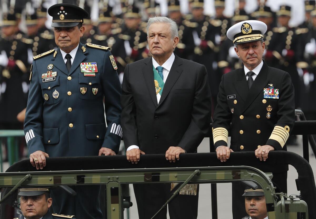 Polemista's tweet photo. Todo México debe respaldar al Presidente López Obrador para que responda de la manera más enérgica contra el insolente gobierno de Ecuador.

Fue una invasión al territorio mexicano el ingreso a la fuerza a la Embajada de México en Quito. https://t.co/OFXb7ypE0M