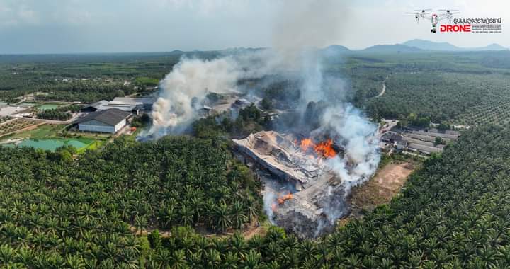 ไฟไหม้โรงงานทำไม้ อยู่ในซอยโกเตง ไฟไหม้รุนแรงมาก 
ณ ตอนนี้ยังควบคุมเพลิงไม่ได้
#รูปมุมสูงสุราษฎร์ธานี
#ไฟไหม้