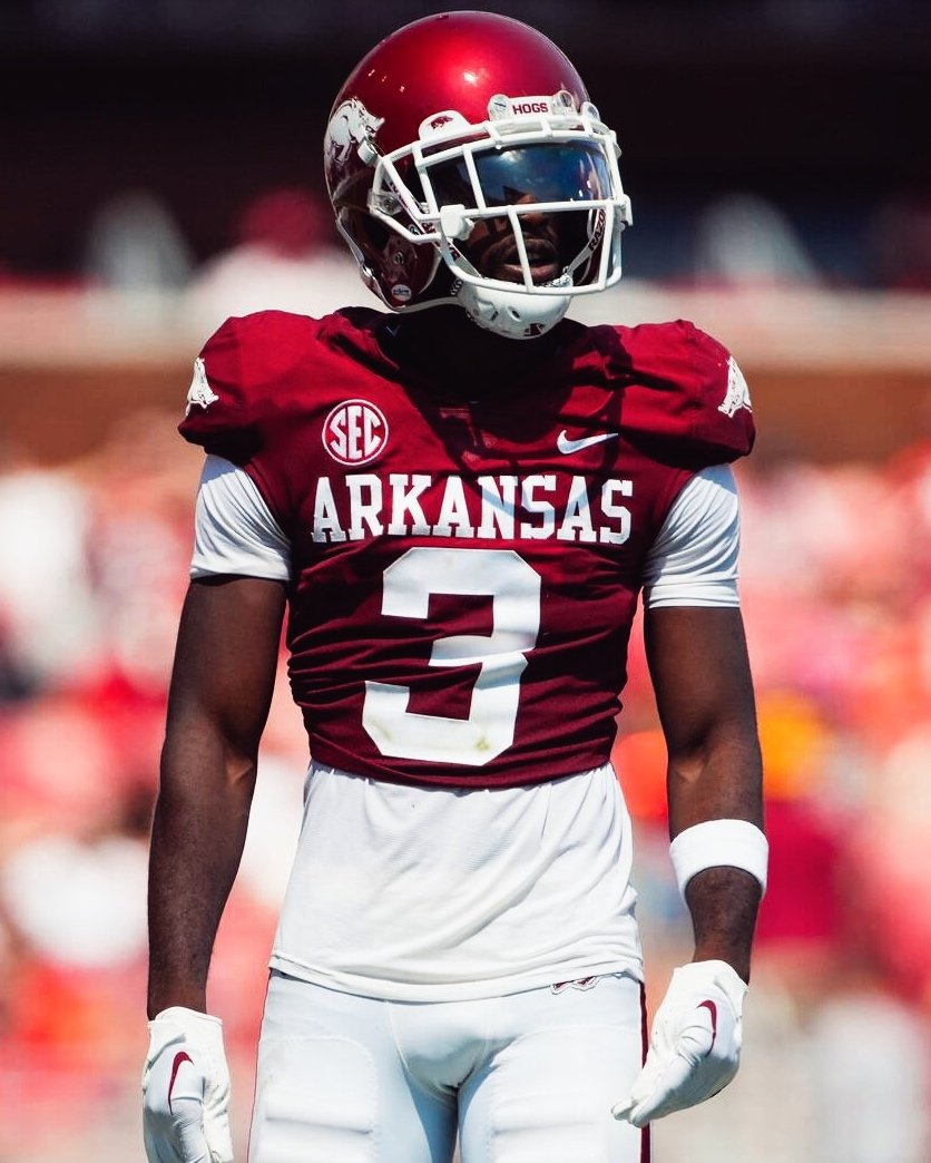 Meet Dwight McGlothern, CB, Arkansas
Stat line vs LSU: 6 targets, allowed 3 rec for 26yds, 1INT
✅️Great route anticipation 
✅️Well rounded zone vs man
✅️Smooth mover in zone coverage
✅️Not afraid of the biggest challenges in the biggest moments
Check thread ⬇️
