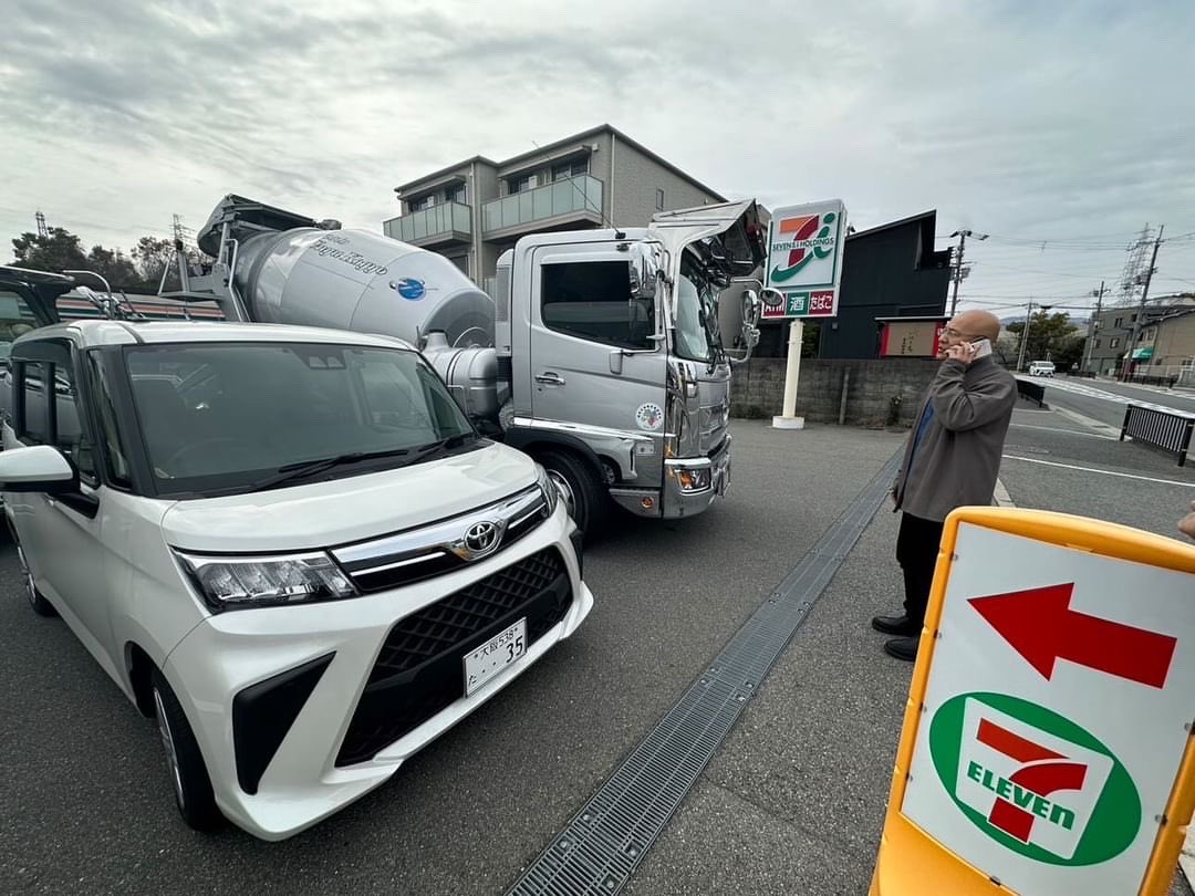 bakusai_x's tweet photo. 白の車が、大型車両と一般車両に煽り運転を。車を急停止させるなどの悪質な運転を。やばすぎる。。。。
 https://t.co/cC1yUxIABm