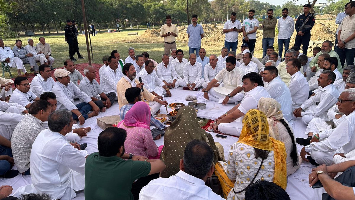 Dchautala's tweet photo. जननायक चौधरी देवी लाल जी की पुण्यतिथि अवसर पर हिसार के टाउन पार्क में उनकी प्रतिमा पर पुष्प अर्पित कर श्रद्धांजलि भेंट की। इस मौके पर प्रार्थना सभा में पार्टी के पदाधिकारियों, कार्यकर्ताओं और ताऊ के अनुयायियों ने भी श्रद्धांजलि अर्पित की और जननायक के दिखाए रास्ते पर चलने का संकल्प दोहराया।