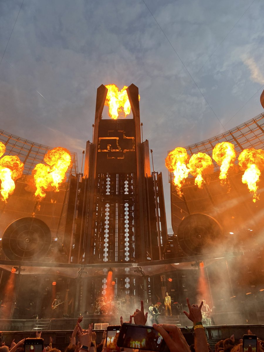 Rensen001's tweet photo. #Rammstein im ##Olympiastadion von #Berlin in der #Feuerzone war das bisher imposanteste und beeindruckendste #Konzert, dass ich je erlebt habe. Und ich war bereits auf einigen Konzerten. https://t.co/GmKRxZwWPR