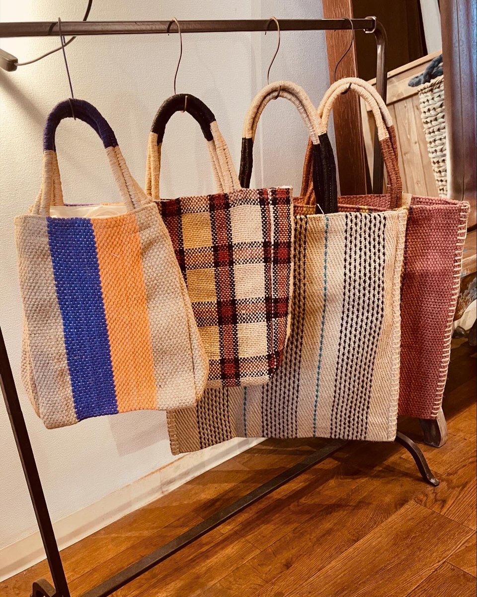 zakka_conoji's tweet photo. 3月6日(土)19:00まで営業中です😊
毎年人気の #TARANGO ジュートバッグが入荷しました✨ バングラディシュのフェアトレード商品です。トートバッグは特に男女問わずオススメ!春夏のコーディネートにさらっと持ってください♩☘️☀️
#雑誌店コノジ #トートバッグ #ジュート #フェアトレード https://t.co/XArI2unFv4