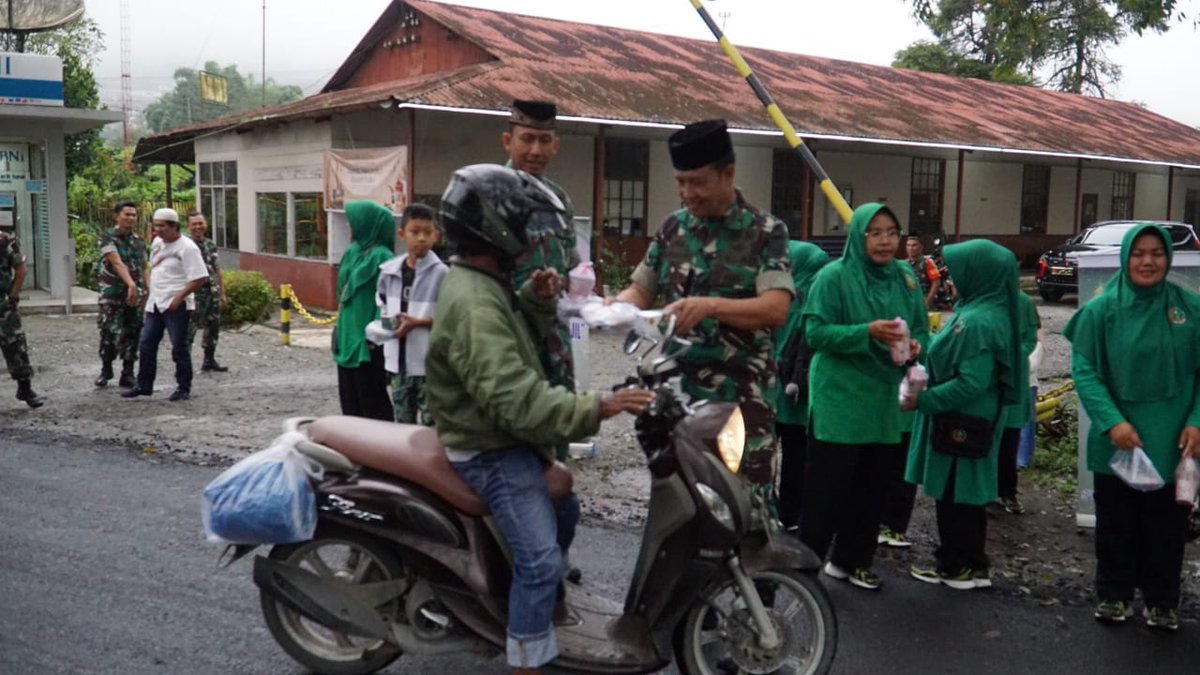 Dandim Bersama Anggota Dan Persit Bagikan Takjil. kodim0417kerinci.online/2024/04/dandim… Pengabdian Tanpa Batas 🇮🇩🇮🇩🇮🇩🇮🇩🇮🇩 #Tniad #TNIADMengabdiBersamaRakyat #Babinsa #Babinsatniad #Babinsapeduliwilayah #sorotan #pengikut #TNIADMengabdiDanMembangunBersamaRakyat #tni #tniad