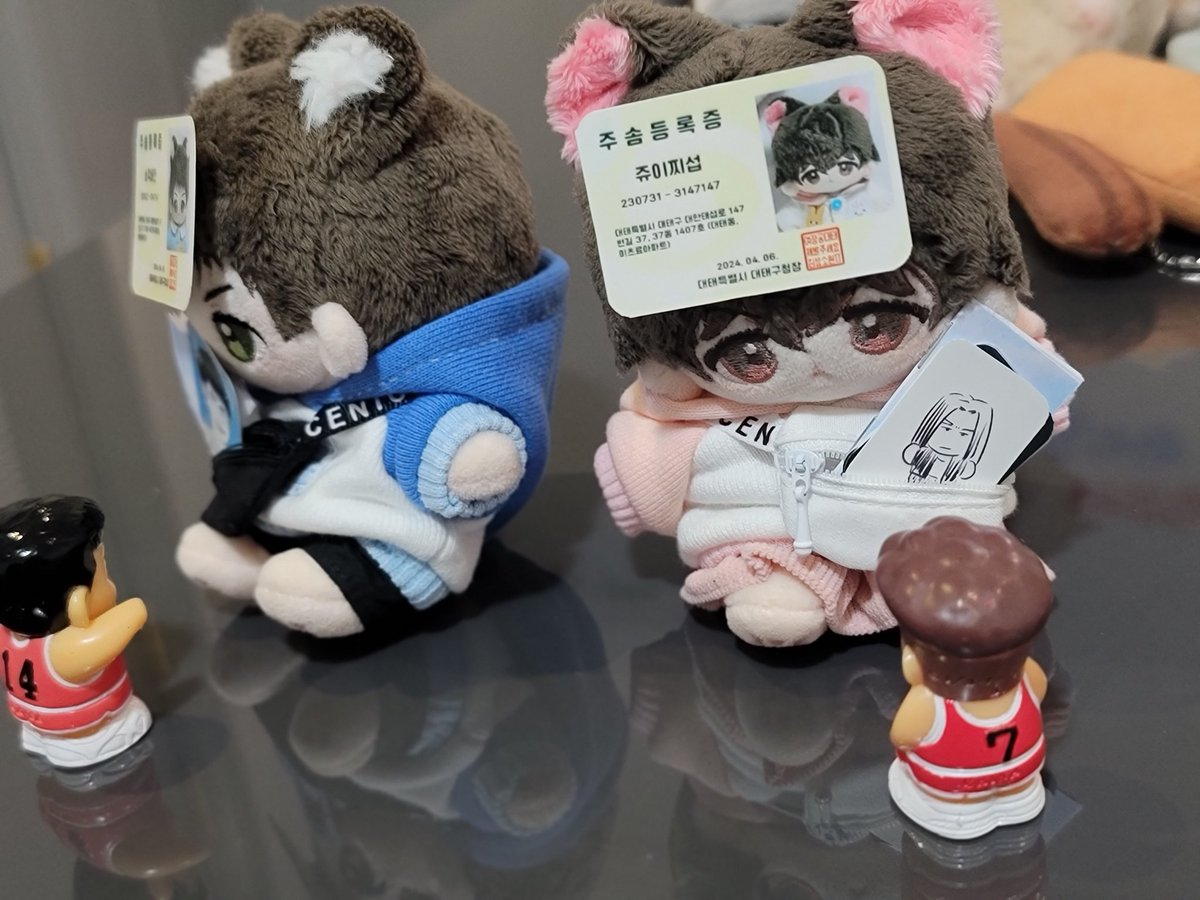 퇴장은 왼쪽으로
해주세요
                 넹
                                      세장 더 쥬세요