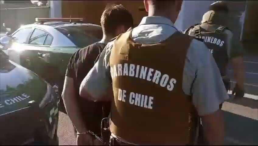 RengoNotas's tweet photo. RENGO: Carabineros detiene a 2 sujetos por robo con violencia, se hicieron pasar por compradores de un vehículo. https://t.co/7UCmKEkNiV https://t.co/RAldEh5uxN