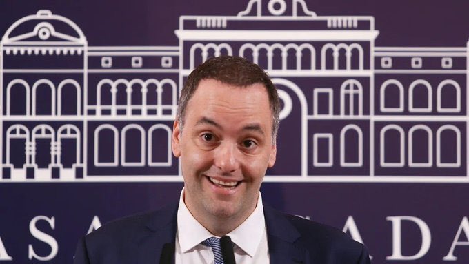 Salario mínimo: $202.800 ☑️
Jubilación mínima + bono: $241.283 ☑️
Canasta básica: $690.901 ☑️
Sueldo básico docente: $466.569 ☑️
Sueldo del hermano de Adorni: $4.000.000 ‼️
¿Queda claro quién es la casta en este país?