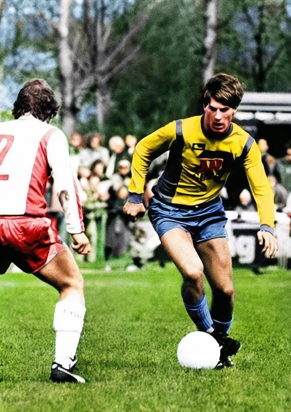 Michael Laudrup: Brondby IF @BrondbyIF 1982-1983
@michaellaudrup9 
#MichaelLaudrup #Laudrup #Brondby #Denmark #DBU #80s #80sNostalgia #nostalgia #Retro #Soccer #Football #Calcio