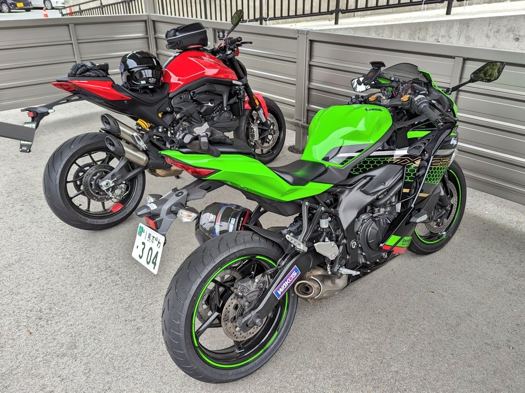 fumi_fumi_xx's tweet photo. 会社の先輩と初ツー🏍
わざわざレンタルして付き合ってくれて本当に感謝やで😎
#バイク好きと繋がりたい #バイク #ツーリング #Ducati #カワサキ #monster937 #zx25r #阿蘇 https://t.co/GA0NRq9d1I