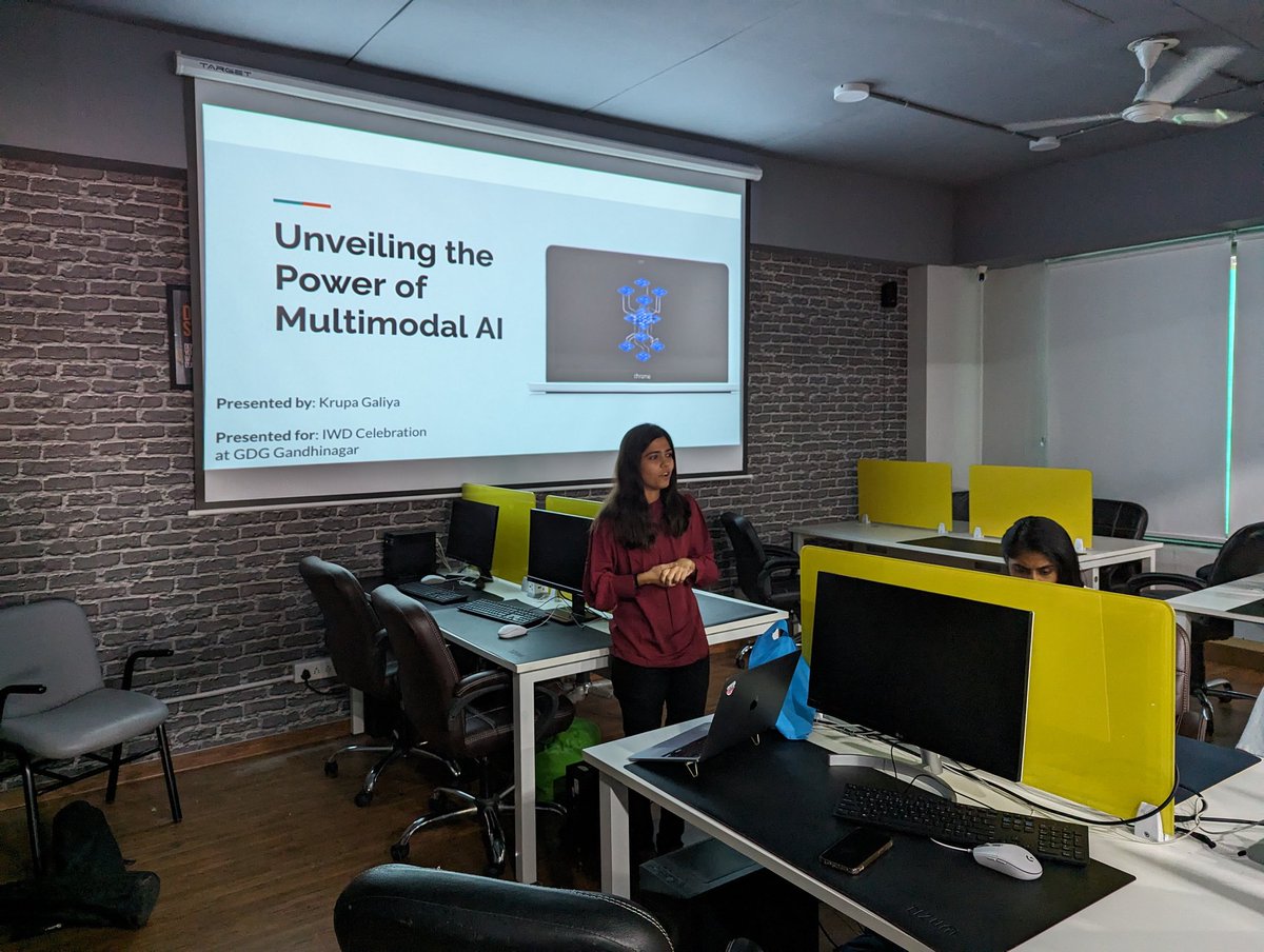 GDG_Gandhinagar's tweet image. Here comes our first speaker for the day @Krupagaliya to talk about #multimodelai