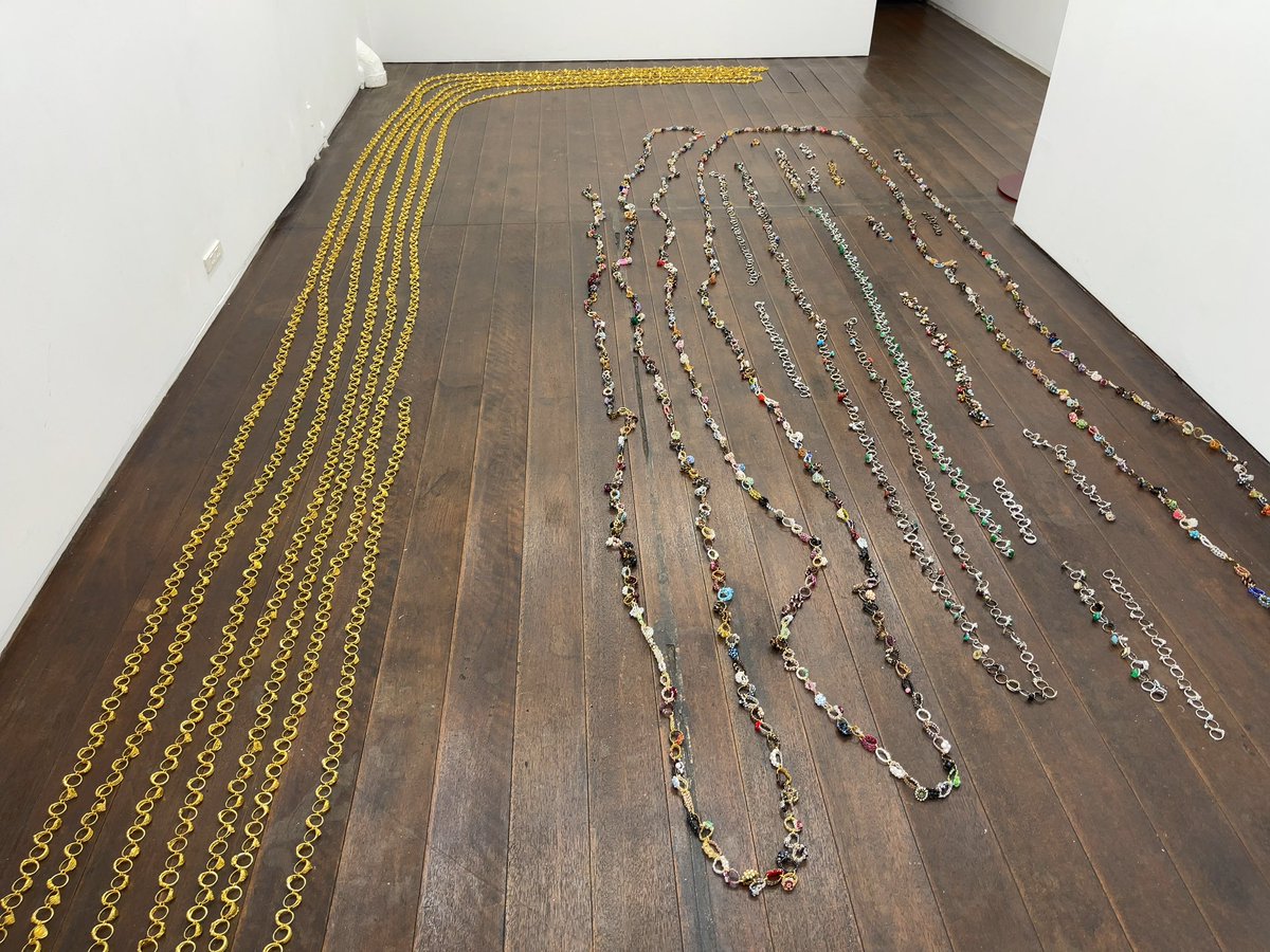HARMAS GALLERYで野村和弘さんの展示を見てきた。指輪を連ねたクソ長い作品が展開されていた。昭和の残滓を固めたような情念の紐が横たわっているようだった。