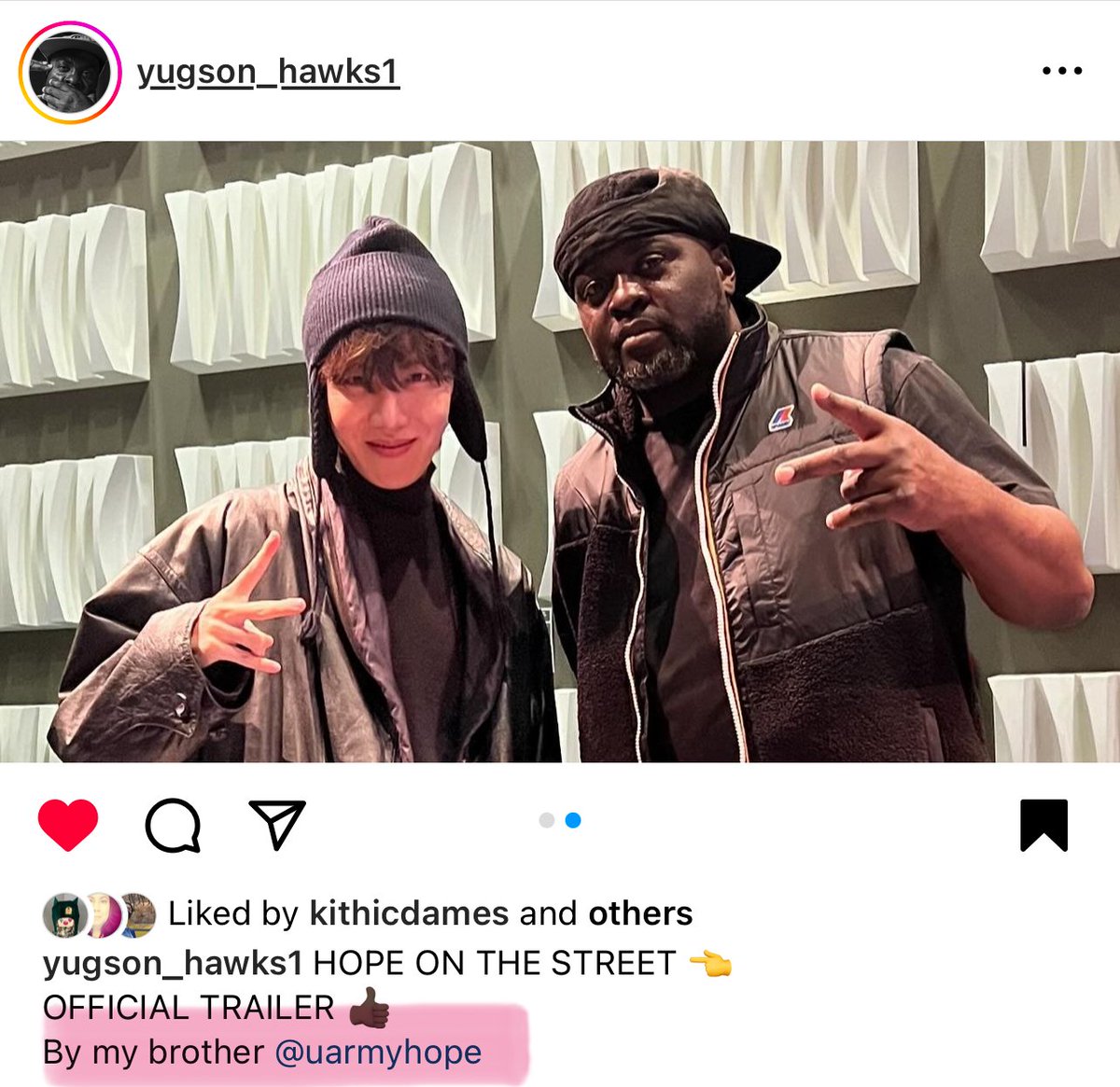 BackTheSoul's tweet photo. 📍#HOTSthread Yugson compartilhou uma foto com j-hope em Paris chamando-o de “meu irmão” Yugson é o lendário dançarino de rua que Hobi escolheu para participar do episódio de dança House de Hope On The Street. Ele transmitiu palavras de sabedoria a Hobi durante o episódio e eles dançaram "I Don't Know" de j-hope com Yunjin juntos Outros grandes dançarinos de rua também comentaram em sua postagem, como o dançarino profissional Kazane Kasai, que Hobi aprendeu dança house em 2018, e Gucchon - o mentor Hobi apresentado no episódio de Osaka da série documental HOTS. É lindo ver essas pessoas que Hobi admirava quando era menino sendo apresentadas em seu projeto apaixonante - Hope On The Street. Como podemos esquecer quando J.Cole postou uma foto de OTS e disse "J-HOPEx Cole Hyung (tive que pesquisar "hyung" no Google, posso me referir a mim mesmo assim?) Obrigado por me receber, irmão. + você pode conferir o post I QRT para saber mais sobre Yugson.
#HOPE_ON_THE_STREET_VOL_1 #HOPE_ON_THE_STREET #jhopeInParis #hobicasaHOTS