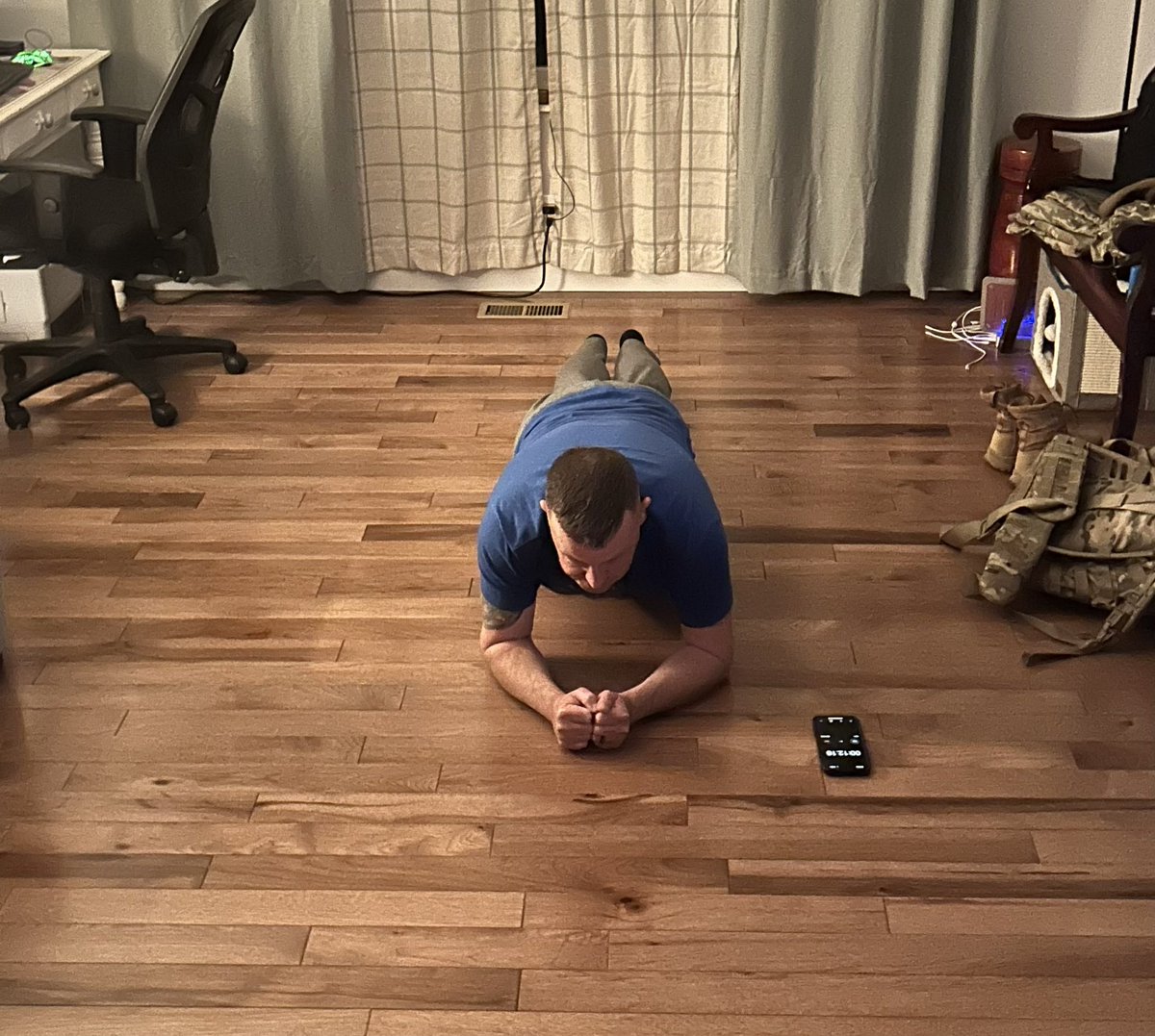 peoples_unicorn's tweet photo. The kids abandoned me tonight! #Day5 #PlankChallenge #HRPChallenge #PlankingWithPatriots #30DayPlankChallenge #ACFT #FamilyPlank @realNickCurry https://t.co/wog8rcBo76