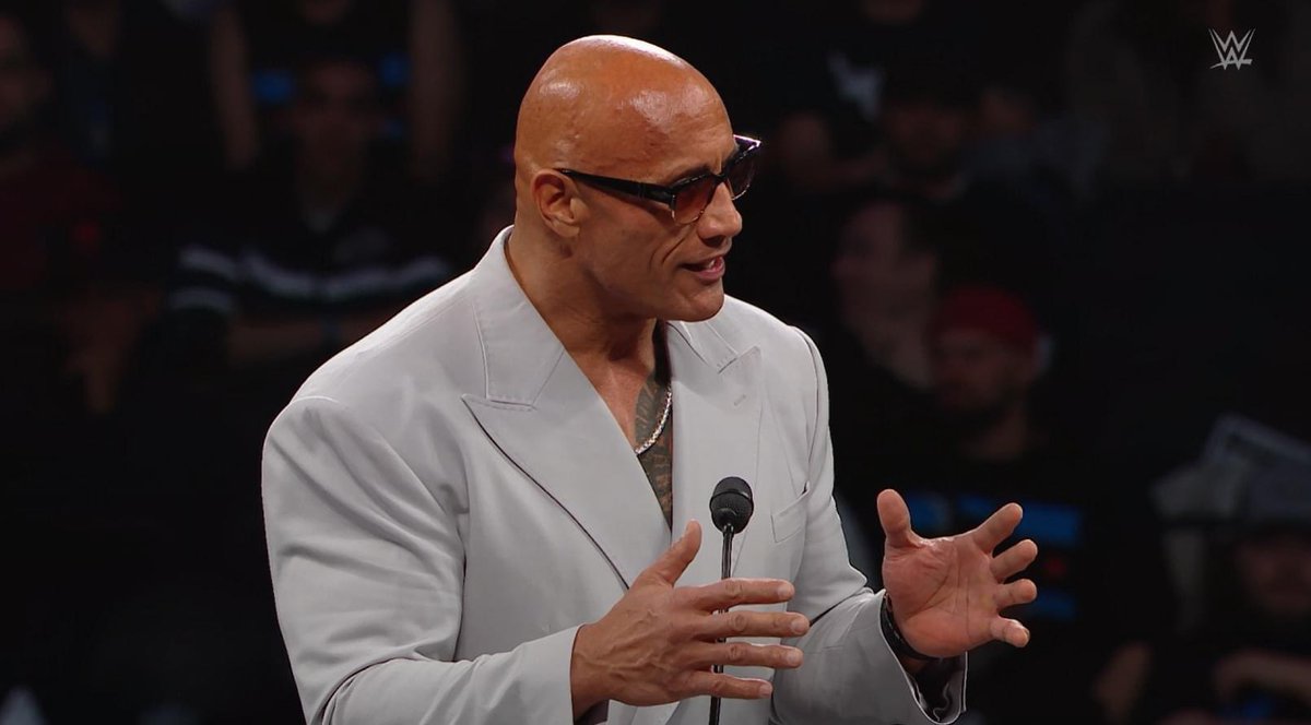 luchalibreonlin's tweet photo. The Rock rompe la regla principal, nombró a Voldemort. Rock mencionó a Vince McMahon y se refirió a él como el ex dueño de la WWE en su discurso en el Hall of Fame 😳 https://t.co/Nqs9bbLxQi