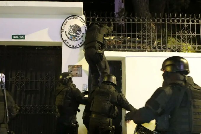 Foto que pasará a la historia de un hecho sin precedentes en Ecuador. 

Ni en las peores dictaduras...