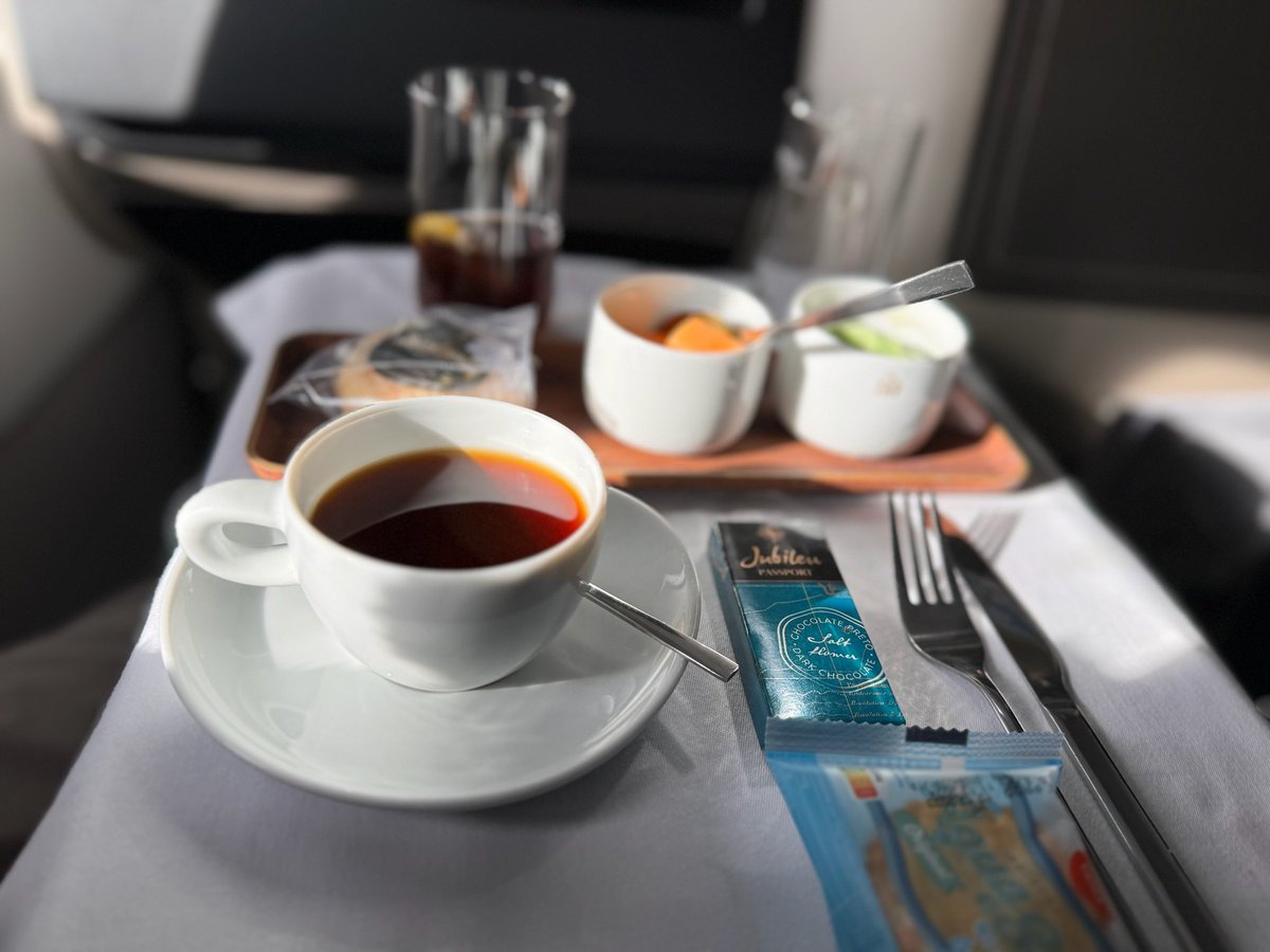 Night's calm,thoughts wander,time suspended.