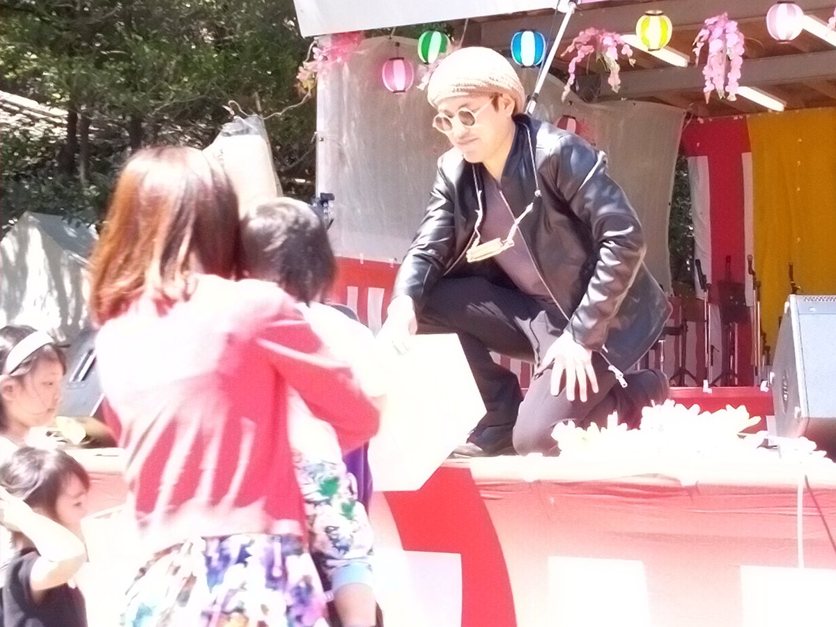 sizohkasizohka's tweet photo. 静岡浅間神社の廿日会祭ステージで歌の奉納。
連日好きなアーティストの演奏が聴けて満足です。
惜しむらくはUHUのBOSSが子ども達にお菓子をあげている時の笑顔を写真に収める事が出来なかった事です。
#静岡浅間神社
#廿日会祭
#浅間神社
#スズキ
#クロキユウタ
#Ritimo https://t.co/P4oxSakT6f