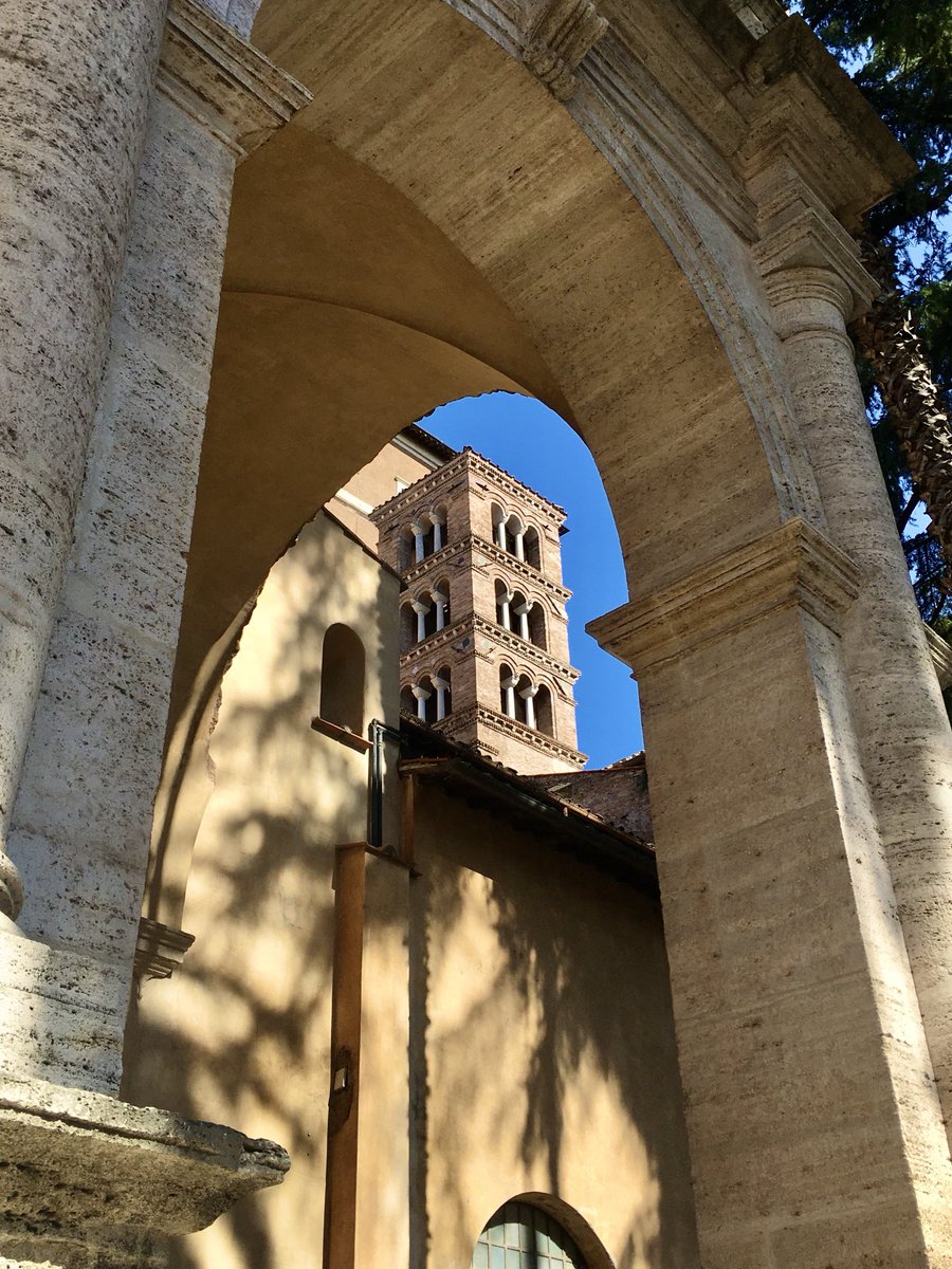 Il campanile romanico della chiesa di San Marco incorniciato da un arco di Palazzo dei Venezia.

#Roma 🤍
#Rome