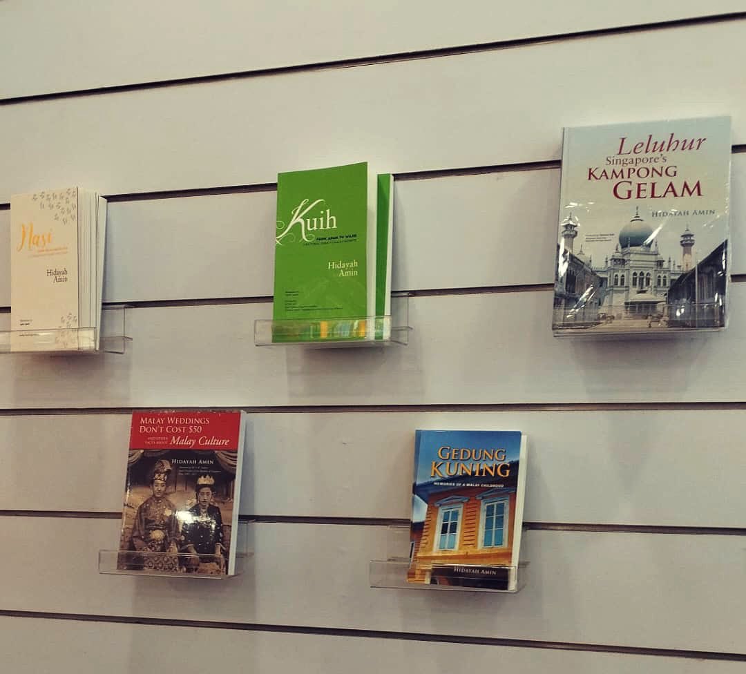 The Wall of Hidayah Amin, ehh, Helang Books. Have you read any of these books? If yes, which is your favourite?
.
#nonfictionbooks #reading #knowledge #history #heritage #malay #singapore #roots #southeastasia #helangbooks #archipelagoconsultancyrocks #apdbooks #apdbookservices