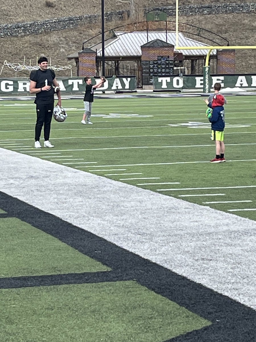 Jimmer threw his baseball to ⁦@Doctor_Blake22⁩ during a water break at practice today. Blake played a little catch & made Jimmer’s day. ⁦@MonTechFootball⁩