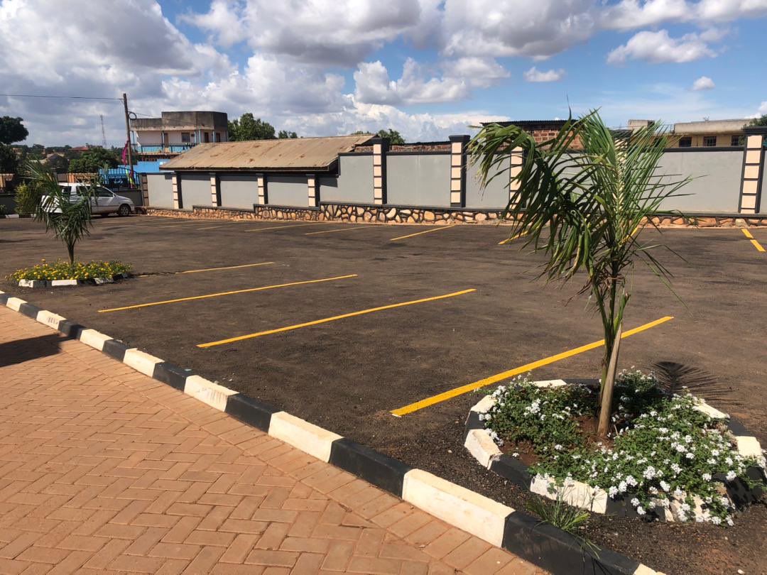 PrishaProperty1's tweet photo. 🚧 Transform Your Outdoor Spaces with Quality Tarmac 🚧

Looking to upgrade your driveway, compound, or playground? Look no further! Our expert team specializes in high-quality tarmac solutions that are durable, long-lasting, and aesthetically pleasing.

WhatsApp us 0773576601 https://t.co/f7pRLM6PjV