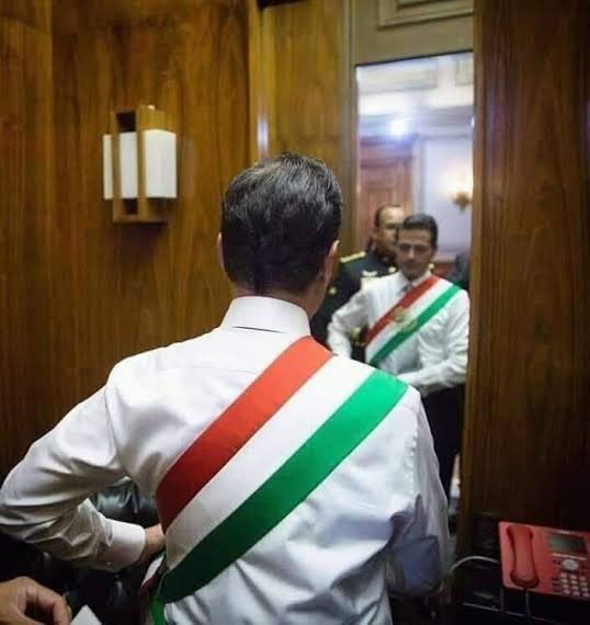 -No puedo permitir que le hagan esto a la Embajada de México ¡Alfred, mi traje!