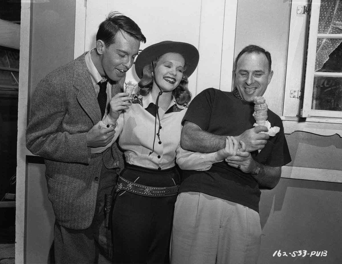 John Dall, Peggy Cummings y #BOTD Joseph H. Lewis durante el rodaje de Gun Crazy (1950).