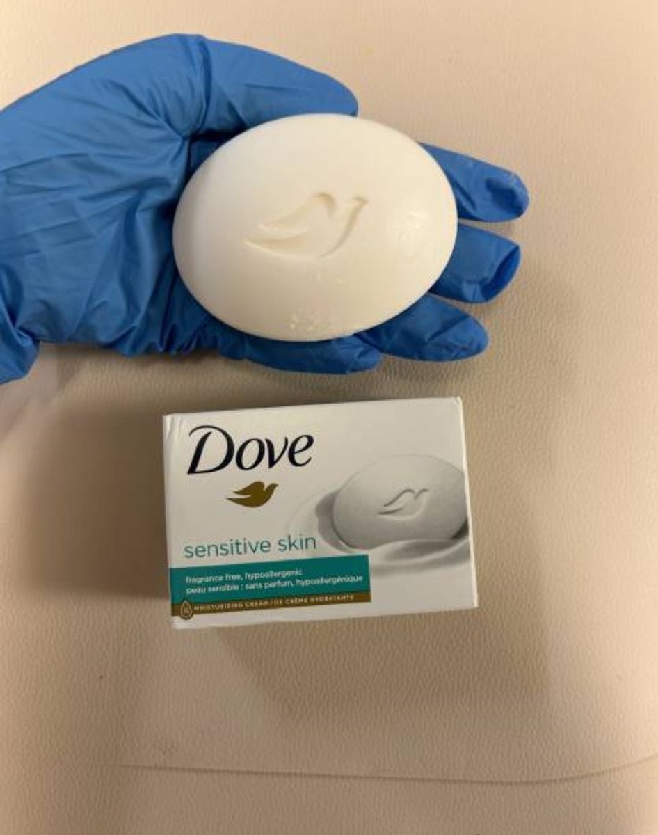 민감성 피부라서 순한 성분의 비누를 찾고 있다면 도브의 이 제품을 추천하고 싶소이다. 촉촉하고 부드러운 느낌의 향이 없는 제품이오.