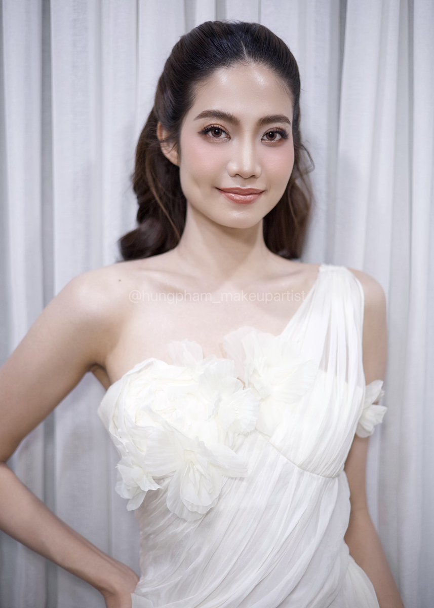 hungpham_makeup's tweet photo. Một buổi sáng đi làm thật sớm với chị Ninh Hoàng Ngân 🤍
Makeup: Hưng Phạm
Hair: Bùi Tín Lực
#TeamQuanNguyenPuLe
#HưngPhạmMakeup
#HPMakeup
#Hairstylist
#23point5LIVE 
#Iran 
#ShowtimeSaGMA 
#กดบัตรคอนไปมันส์กับโนอึล 
#มีลางสังหรณ์ว่าจะหลงป่า https://t.co/g5rFwOHD7b