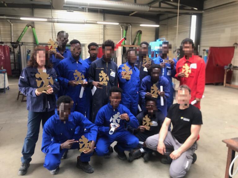 FleMlds's tweet photo. Projet Volonté d'entreprendre, avec la Région @auvergnerhalpes : nos élèves ont pu découvrir la menuiserie et la métallerie au @CFA_BATIPOLE. Ils sont tous revenus, ravis, avec un objet qu'ils avaient eux-même créé en une journée !
Découvrir et apprendre en faisant, c'est génial! https://t.co/USEInpy4kf