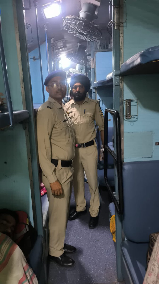 Night platform and train checking duty by the staff of OPGRP Una. #TTRHimachal #Railways #HPPolice @himachalpolice