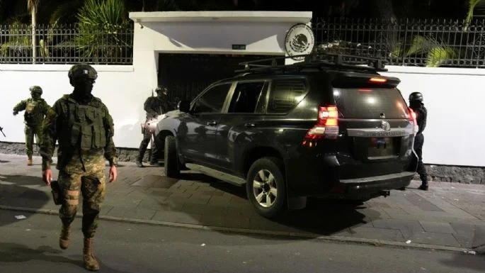 AngMariscal4T's tweet photo. Mis hermanos.
El pte López Obrador ordena romper relaciones diplomáticas DE INMEDIATO con Ecuador después del asalto tan grotesco a la embajada de México en Quito. En otras palabras, les valió madres nuestra soberanía.

¿Apoyas esta contundente acción del presidente?

🙋 https://t.co/Qp4Hrr8Ezc