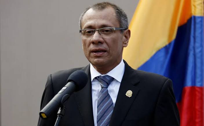 CarlRamirezA's tweet photo. ¡VERGÜENZA INTERNACIONAL!

Las fuerzas especiales de Ecuador, ingresaron a la Embajada de México y detuvieron al prófugo de la justicia Jorge Glas, expresidente de dicho país. 

López Obrador buscaba dar asilo político a un delincuente más, como lo hizo con Evo Morales, pero no lo logró. Ahora tenemos un grave conflicto internacional. 

En México, la política de López Obrador consiste en asilar dictadores, proteger narcotraficantes y abrazar delincuentes. 

El conflicto que existe hoy con Ecuador, es la CONSECUENCIA de dichas políticas. Que no se olvide que el único culpable de TODO ESTO es Andrés Manuel López Obrador, presidente de México.