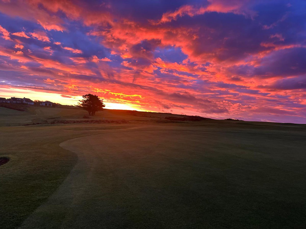 Whisper it… but it’s actually a dry start to the day at The Bay! Golf course FULLY OPEN, no buggies permitted but trolleys will be allowed. Enjoy what should be a largely dry (and breezy) day! 💨⛳️🏌️‍♂️ @PLsportsnews #SWGolf #stateofplay #playthebay