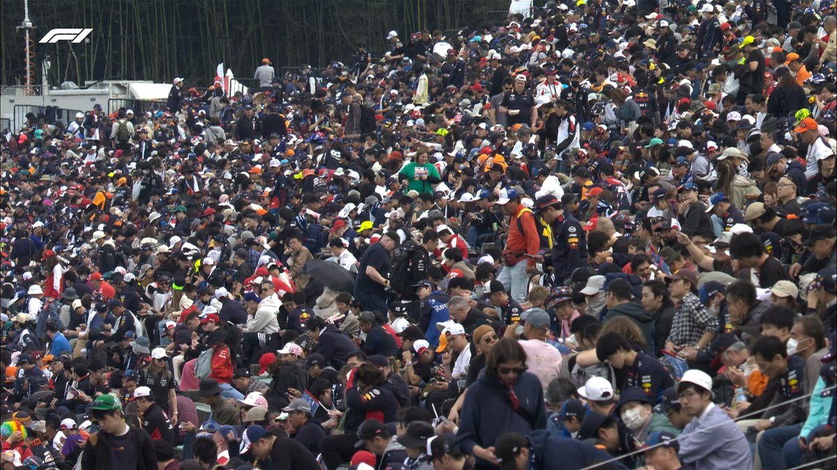 F1's tweet photo. Box office crowd 🍿

And another blockbuster qualifying session coming up next 🔜

#F1 #JapaneseGP https://t.co/pLaCVqoKT0