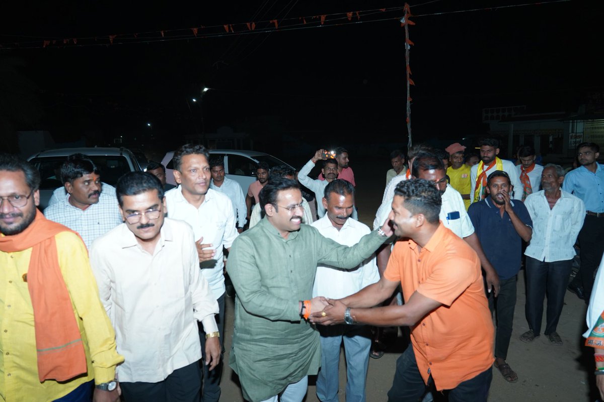 Parinayfuke's tweet photo. 📍 काटी ता. जि. गोंदिया
🗓️ 05-04-2024

🪷 लोकसभा चुनावों की पृष्ठभूमि पर गांव-गांव जाकर कार्यकर्ताओं और नागरिकों से भेंट की। नागरिकों को केंद्र सरकार की विविध योजनाओं के बारे में जानकारी देते हुए अन्य विषयों पर भी चर्चा की।

🪷 लोकसभा निवडणुकीच्या पार्श्वभूमीवर गावागावात जाऊन कार्यकर्ते आणि सर्वसामान्य नागरिकांच्या भेटी घेतल्या. यावेळी केंद्र सरकारच्या विविध योजनांची माहिती नागरिकांना देताना त्यांच्याशी अन्य विषयांवरही चर्चा केली.

या प्रसंगी महामंत्री श्री सुनील केलंका जी, युवा मोर्चा जिल्हाध्यक्ष श्री ओम कटरे जी, चाबी संघटना ग्रामीण अध्यक्ष श्री छत्रपाल तुरकर जी, संचालक श्री धनंजय तुरकर जी, जिल्हा परिषद सदस्य सौ. आनंदाताई वाढीवा जी, पं.स. सदस्य सौ. जितेश्वरीताई रहांगडाले जी, सौ. रजनीताई गौतम जी, सौ. कौशल्यताई छत्रपाल तुरकर जी, श्री नरेंद्र तुरकर जी, श्री अनिल मते जी, श्री ज्ञानचंद जमाईवार जी, श्री योगेश तुरकर जी, श्री भूषण हलमारे जी, श्री अम्रत तुरकर जी,  श्री मिताराम भोयर जी, श्री नारायण तुरकर जी, श्री शैलेश तुरकर जी, श्री अशोक तिवारी जी, सौ. अवस्तीताई जी उपस्थित होते.

#ModiAgainIn2024 #gondia #vidarbha #maharashtra
@narendramodi @AmitShah @JPNadda @blsanthosh @Dev_Fadnavis @cbawankule @BJP4India @BJP4Maharashtra