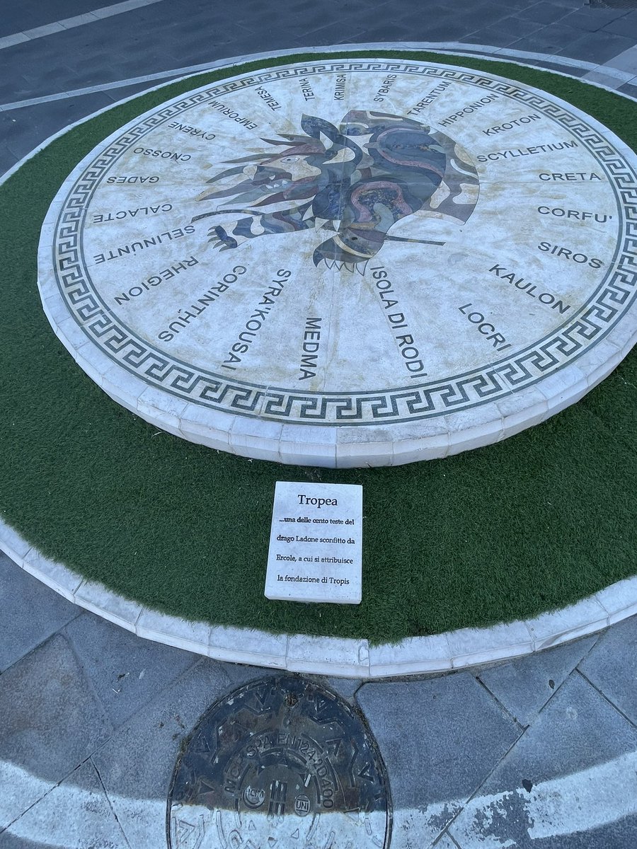 #Tropea
«...una delle cento teste del
drago Ladone sconfitto da
Ercole, a cui si attribuisce
la fondazione di Tropis», che si accomuna così, con #Medma (Rosarno) e #Hipponion (Vibo Valentia), alla splendida #MagnaGrecia di #Locri…