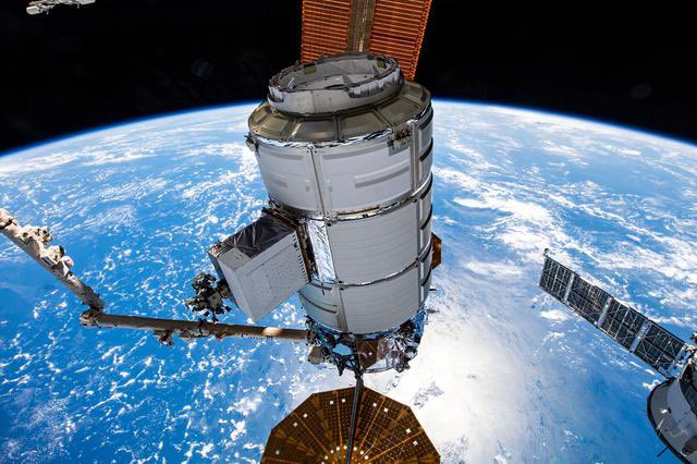 goking5's tweet photo. NASAがこれまで撮影してきた膨大な宇宙関連の写真やビデオを版権フリー（人物やロゴなど一部制限あり）で公開しているサイト。こんなどえらいものがあったなんて… 何で誰も教えてくれなかったんだ……！ 
https://t.co/cUIUtS1AlB https://t.co/YrxwUEjczW