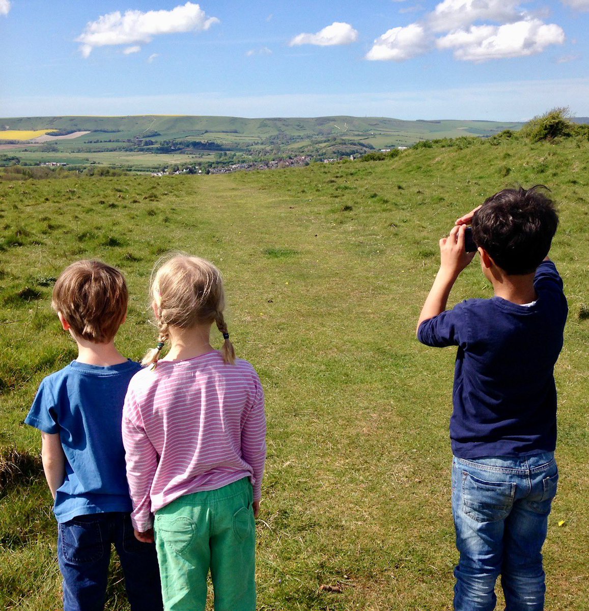 Exciting news – New Froebel network in the South of England! Introducing the South Downs &amp; Weald Network, a new group to foster Froebelian practice in and around Sussex and Kent. Our first network meeting is online on Tues 7th May at 4pm. Find out more at froebelnetwork.org.uk/south-downs-an…