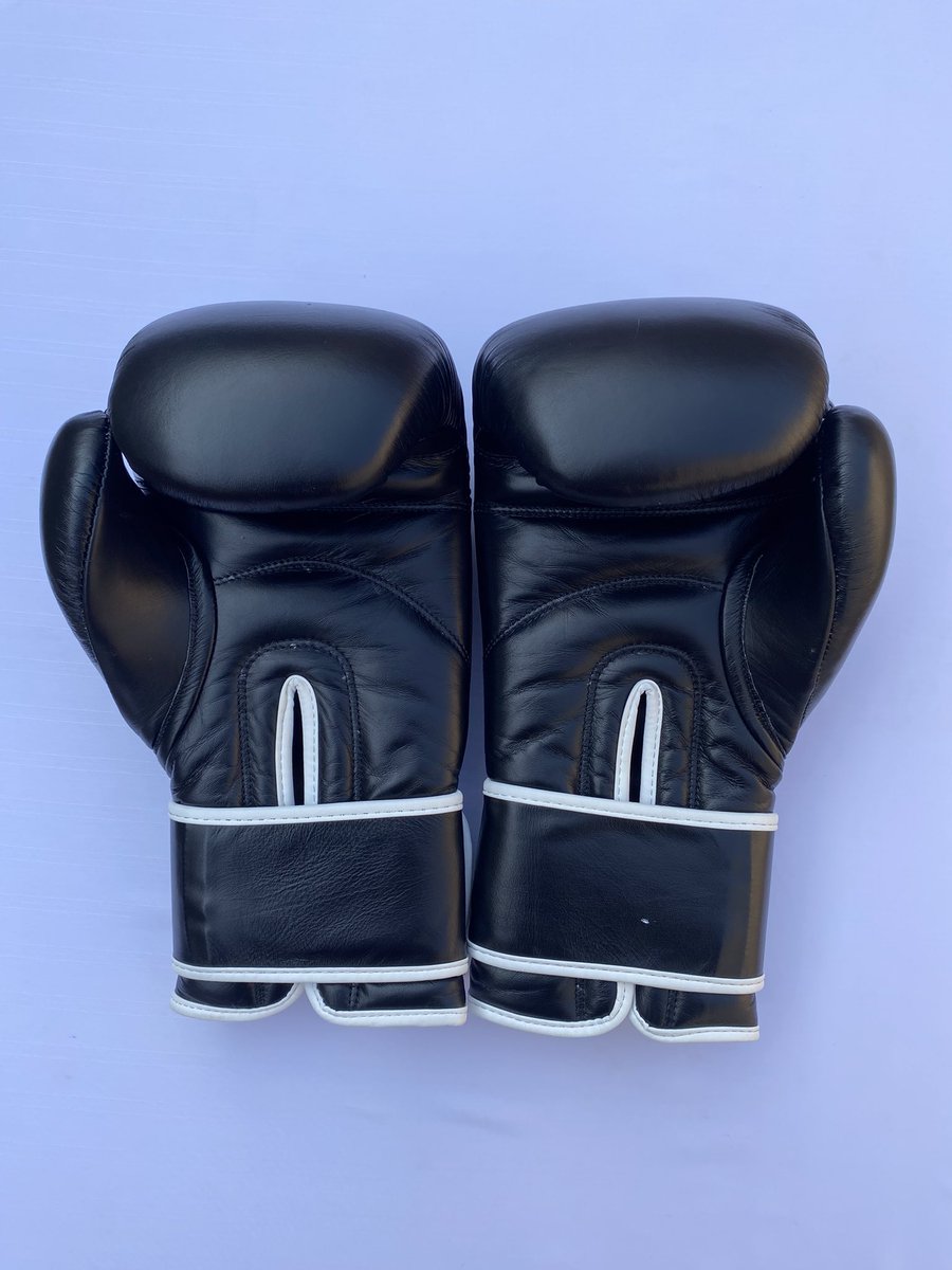 NoshRedfox's tweet photo. Genuine premium quality Cowhide Leather Boxing Gloves. Available Customize products with customer logos. 

#NewYork #earthquakenyc #Boxing #BOXINGnBBQ #BoxingNews #kickboxing #buyingcontent #everlast #Noshredfox https://t.co/cMcObw4rrs