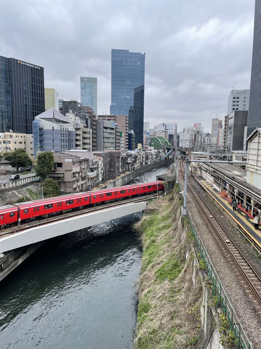 本日、御茶ノ水にて 地下鉄が地下から顔を出すのが どことなくミミズ的かも？ #すずめの戸締まり