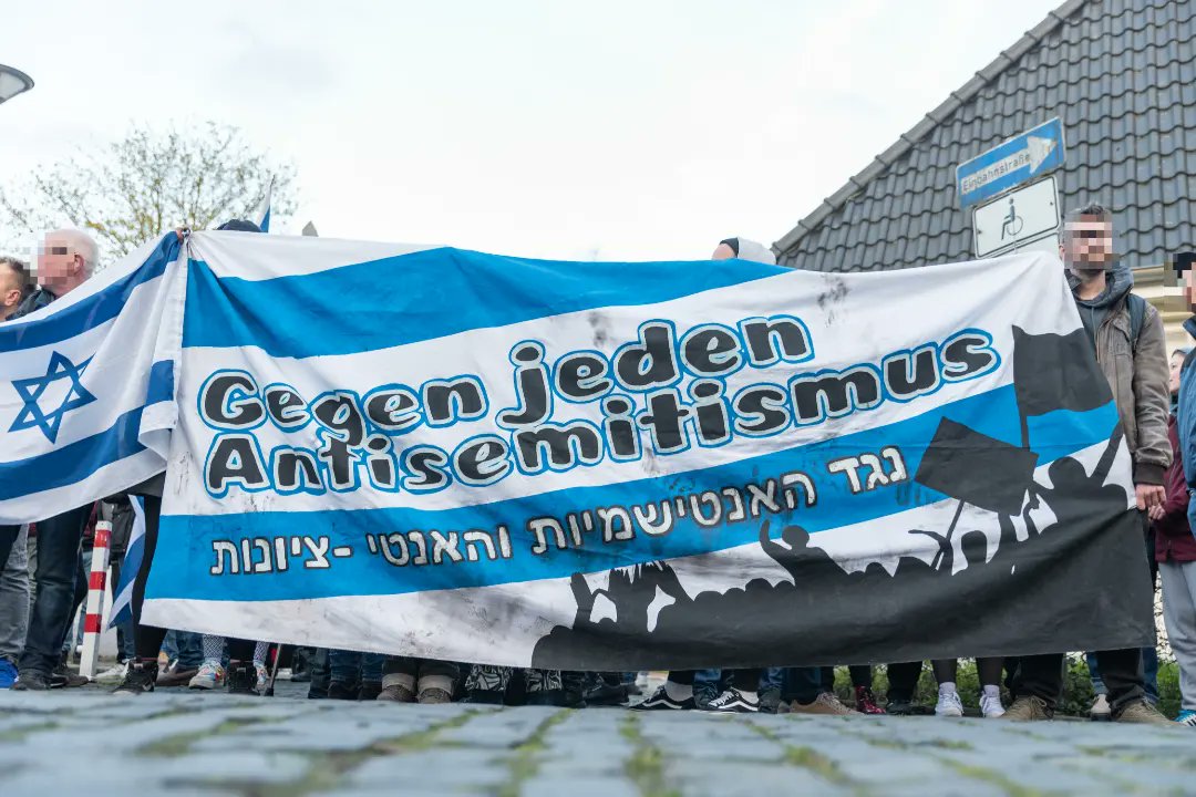 Nach einem Brandanschlag auf die Synagoge in Oldenburg versammelten sich Freitagabend etwa 300 - 350 zu einer Mahnwache. Vor der Synagoge wollten sie ihre Solidarität mit der jüdischen Gemeinde zeigen.